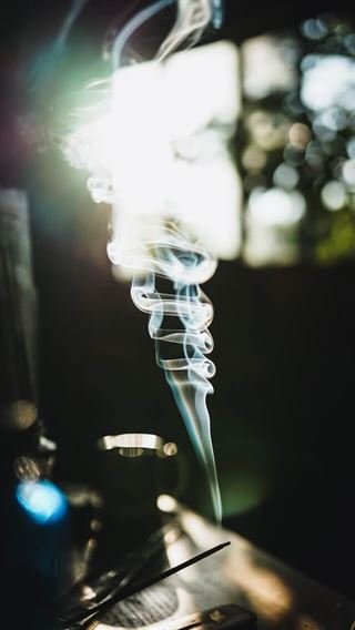 Duft til skabe: Sådan holder du dit tøj friskt og velduftende