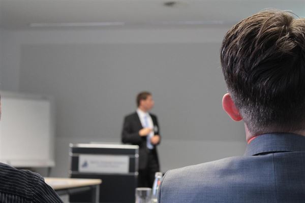 Bestil et foredrag om kommunikation hos JohnHarmsen