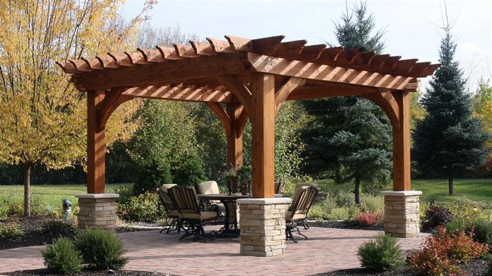 Fritstående pergola – din guide til en alsidig havetop